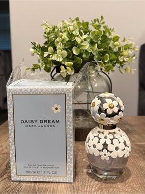 Marc Jacobs Daisy Dream Perfume Bottle - White & Gold